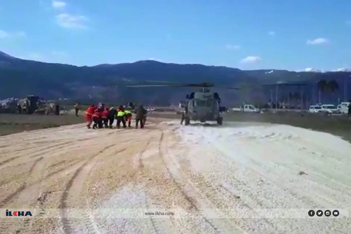 Gaziantep'te 131 saat sonra enkazdan çıkarılan baba ve kızı helikopterle hastaneye kaldırıldı